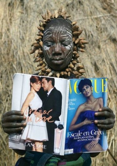 Женщина племени мурси впервые видит журнал Vogue, Эфиопия - чувства и эмоции человека