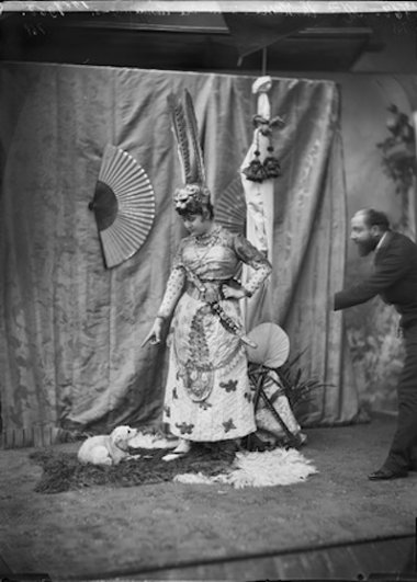 Студия Надара. Мадемуазель Лантельм в постановке «Принц Солнца», театр Шатле. 1889