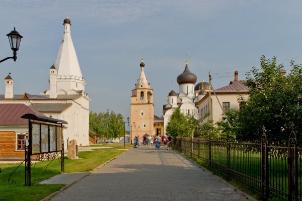 06 Введенская церковь (слева), колокольня и Успенский собор