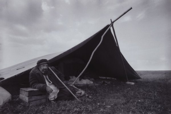 Ляля Кузнецова. Серия из цикла «Цыгане». Уральск, 1979. Коллекция Государственного музея изобразительных искусств Республики Татарстан © Ляля Кузнецова