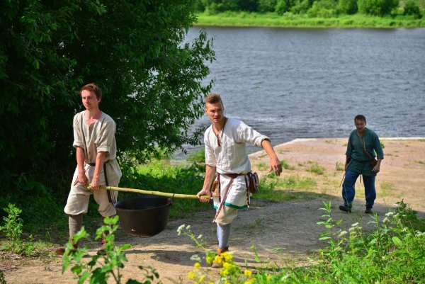 вода всегда нужна в лагере .. это и уха, и каша ... да что угодно можно варить в таком котле