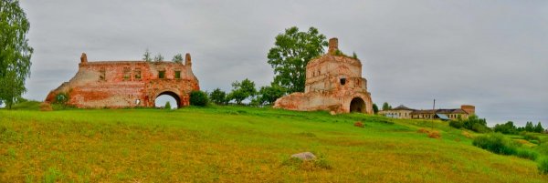 Панорама остатков восточной стены монастыря с руинами Вознесенской церкви