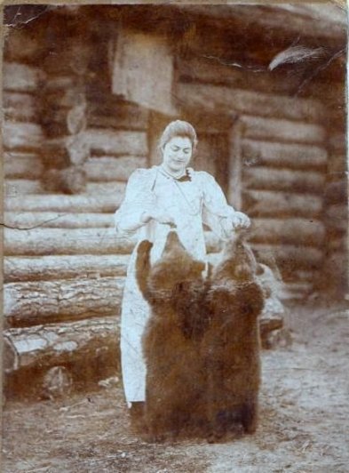 1900 год. Наши: Сибирячка, и случайно зашедшие в гости медвежата. ;)