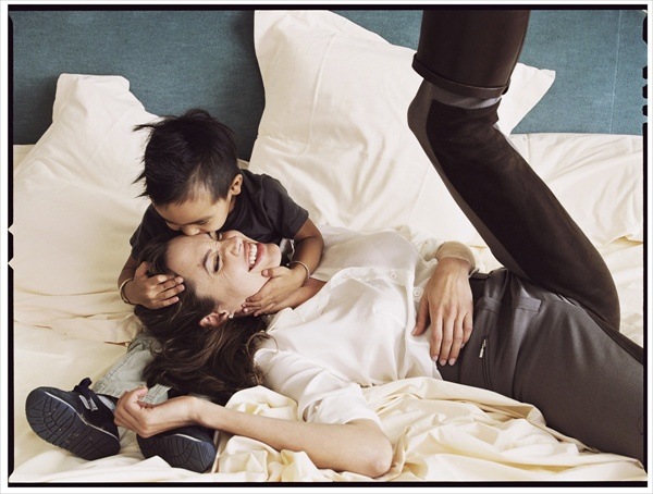 фотографии Энни Лейбовиц – Анджелина Джоли (Angelina Jolie) и Мэддокс (Maddox).