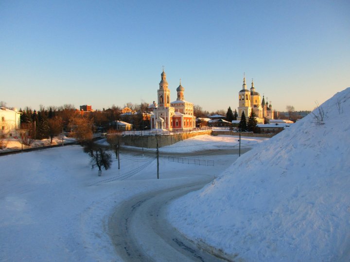 Хорошо видны три храма Успенский, Ильинский и Троицкий...