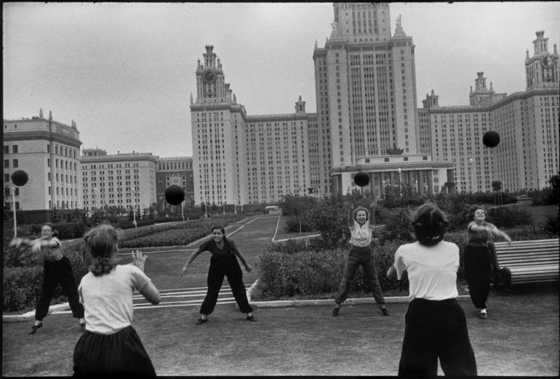 Занятия спортом перед зданием московского государственного университета
