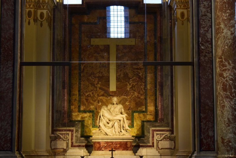 "Пьета" Микеланджело – скорбный образ Марии, оплакивающей снятого с креста распятого Христа.