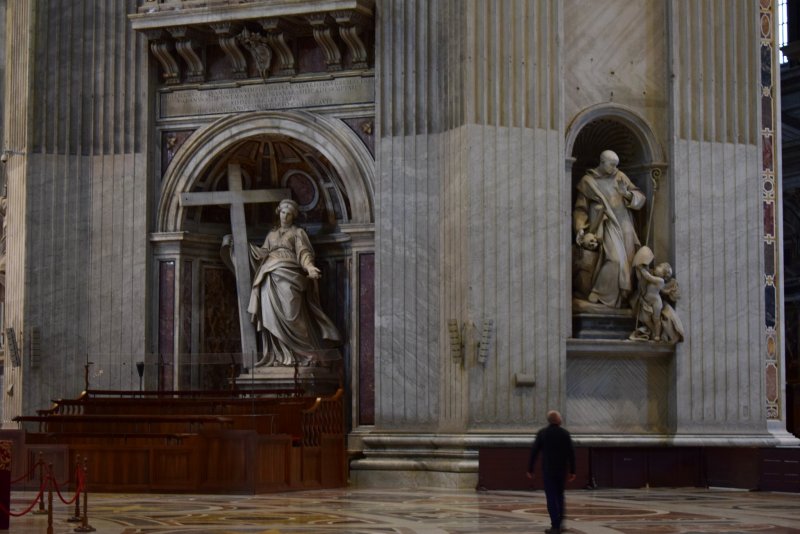 Внутри собор поражает и гармонией пропорций, и своими огромными размерами, и богатством оформления - здесь масса статуй.