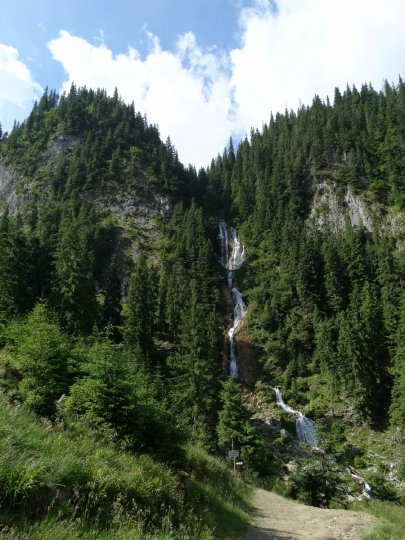 На подъёмнике поднимаемся к Лошадиному водопаду. Почему Лошадиному?