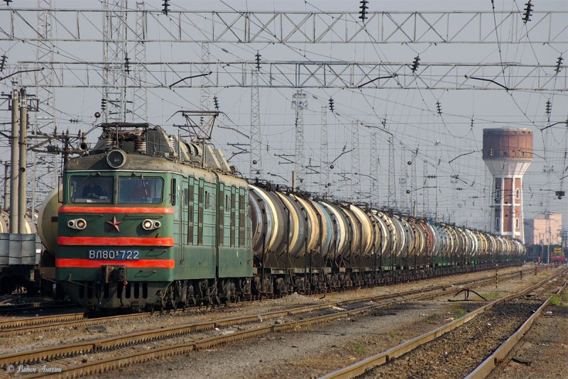 Electric locomotive VL80K-722 with train