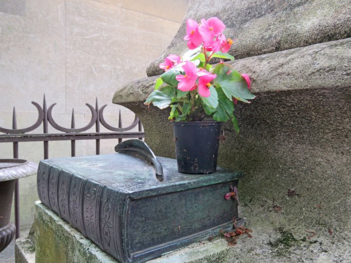 Корешок "Человеческой комедии" на кладбище Пер-Лашез в Париже