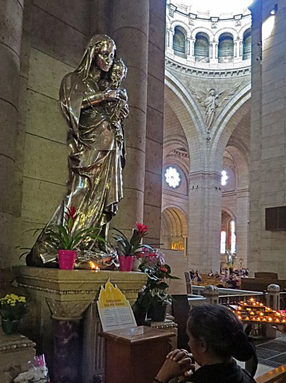 статуя Мадонны с Младенцем. Скульптор, знаменитый П. Бюнне, выполнил ее из серебра.