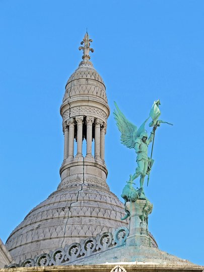 архангел Михаил в доспехах, поражающий копьем змея на крыше базилики