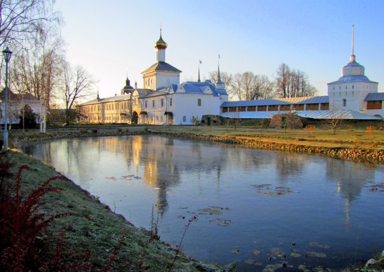 Монастырский пруд, на заднем плане церковь Николая Чудотворца