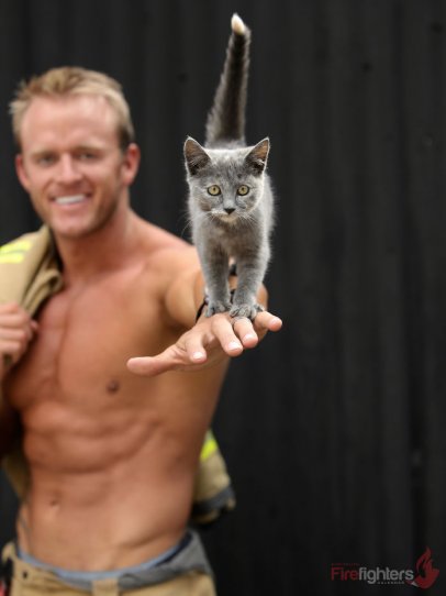 Австралийские пожарные снялись с животными для календаря на 2019 год - №7