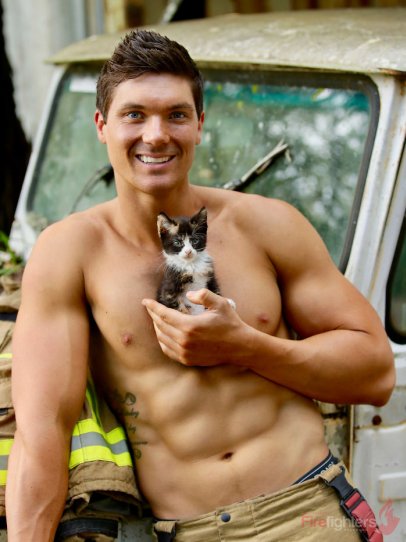Австралийские пожарные снялись с животными для календаря на 2019 год - №23