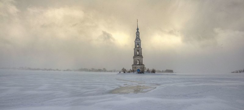 Калязин. Только что закончился сильнейший буран, который еще виден на дальнем плане, и появляются первые лучики света вселяющие надежду, что всё страшное позади...