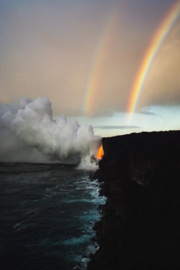 Двойная радуга над изливом лавы в Национальном парке вулканов на Гавайских островах.