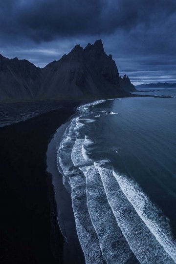 Черный песчаный пляж с горой Вестурхорн, Исландия.