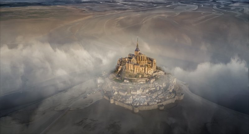 Гран-при. Остров-крепость Мон-Сен-Мишель туманным утром. Автор фото: Дерик Баумгэртнер.