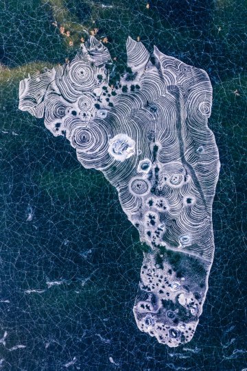 2 место. «След». Снег в пустыне Такла-Макан образует редкую текстуру на пустынном озере. Автор фото: Ван Ханьбин.
