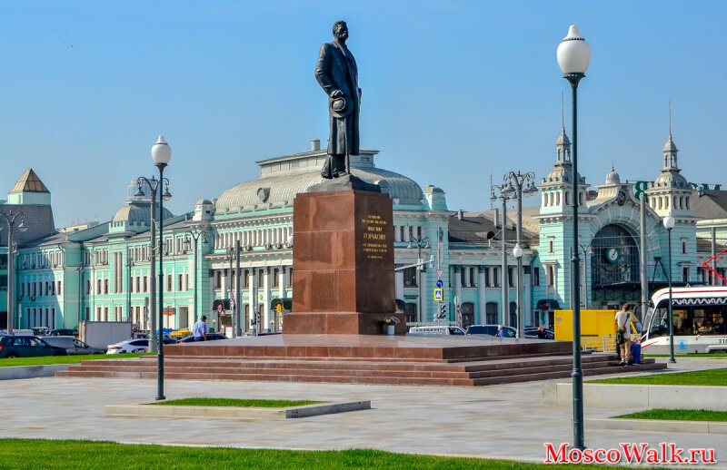 Памятник Горькому на площади Белорусского вокзала в Москве.