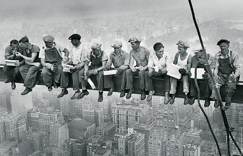 Знаменитая фотография «Обед на вершине небоскреба» сделанная в 1932 году. Чарльз Эббетс (Charles C. Ebbets) запечатлел обедающих рабочих на стройке небоскреба Rockefeller Center в Нью Йорке.