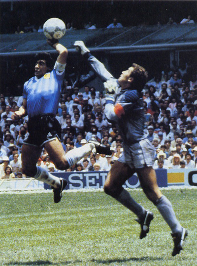 Легенда футбола Диего Марадона (Diego Maradona) во время матча между Англией и Аргентиной.