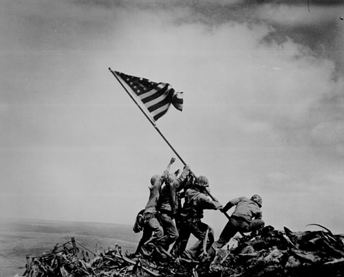 Фотография «Raising the Flag on Iwo Jima» была сделана Джо Розенталем (Joe Rosenthal) 23 февраля 1945 года.