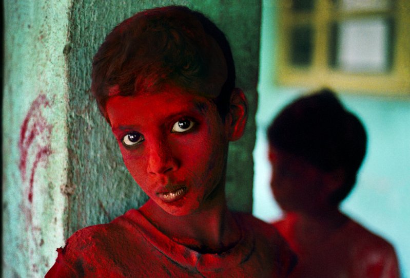 Мальчик в красной краске на фестивале Холи. Мумбаи, Индия, 1996