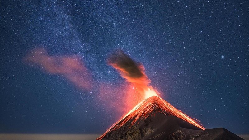 «Извержение вулкана с Млечным путём»