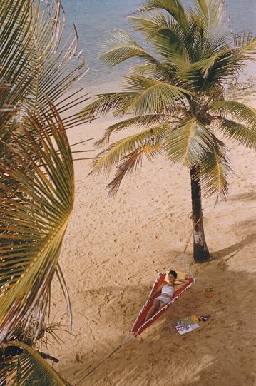 Женщина в гамаке на пляже в Пуэрто-Рико, 1956 год.