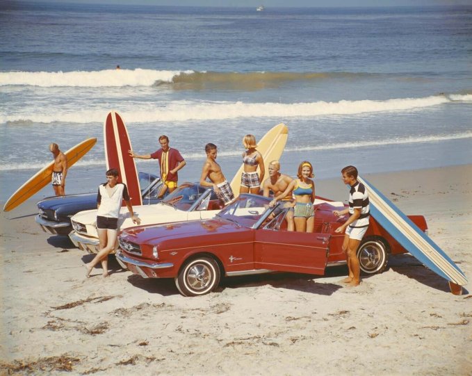 Друзья с досками для сёрфинга на Ford Mustangs, 1960-е года.