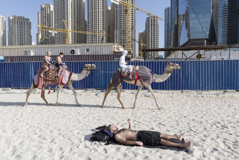 Катание на верблюдах. Из серии «Сад наслаждений». Дубай, ОАЭ, 30 декабря 2017 года. Фотограф Ник Ханнес.