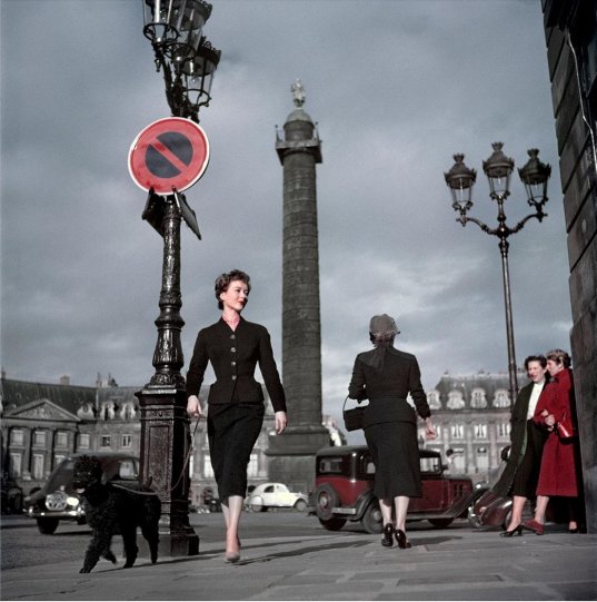 Модель Dior в Париже, Франция, 1948 год.