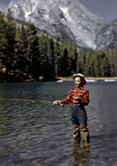 Эстер Аллен ловит форель в озере, Джексон-Хоул, 1948 год.