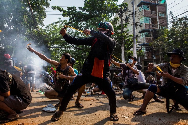 Победитель, Юго-Восточная Азия и Океания, 2022. Протестующие используют рогатки против сил безопасности в Янгоне, Мьянма, 28 марта 2021 года. Автор Anonymous.