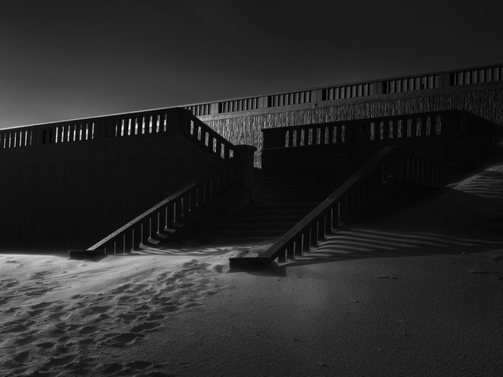 Мягкость песка и строгость архитектуры. Фотограф Николя Полле-Виллар.