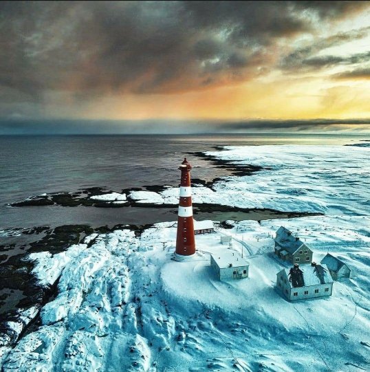 Слеттнес – самый северный материковый маяк в Европе. Норвегия. Фотограф Килиан Шёнбергер.