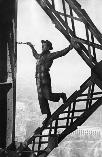 Маляр на Эйфелевой башне, 1953 год. Фотограф Марк Рибу.