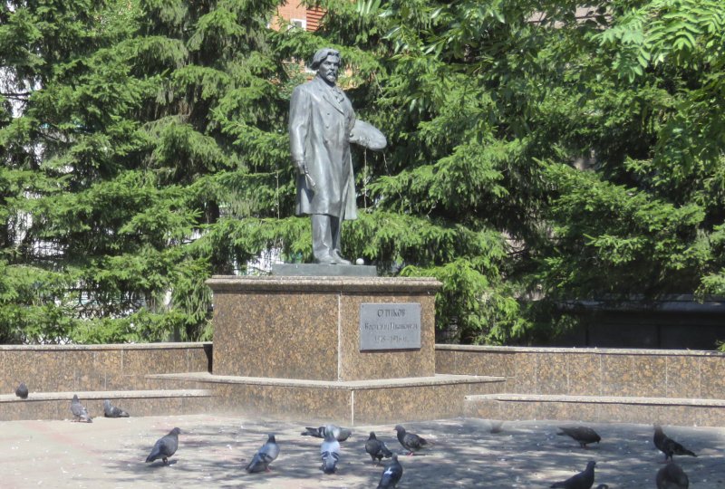 Памятник Василию Ивановичу Сурикову в Красноярске.