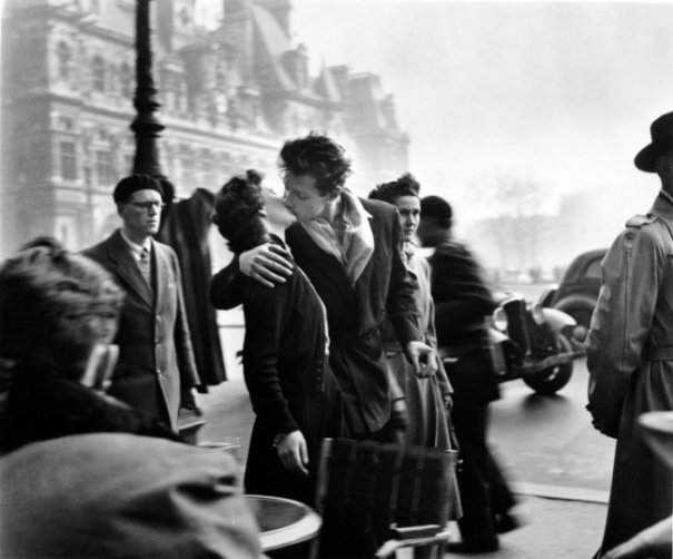 «Поцелуй у здания муниципалитета» — самая знаменитая работа фотографа Робера Дуано