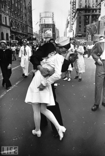 Одна из самых известных фотографий. Поцелуй моряка и медсестры после объявления об окончании войны.