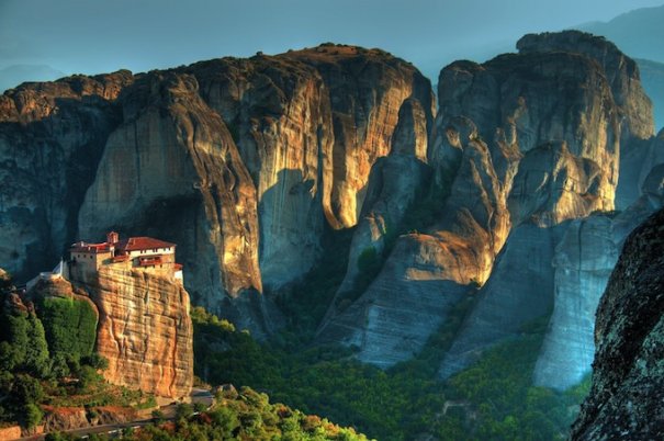Метеоры - монастыри на отвесных скалах в Греции - №8