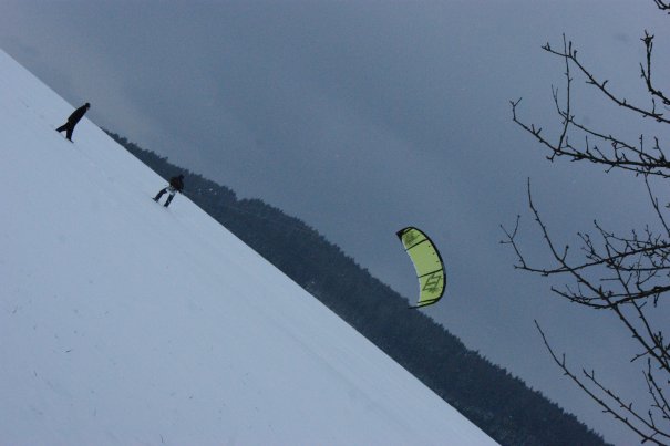 сноубордист с парашютом