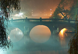 Туман ночью в Кэмбридже.