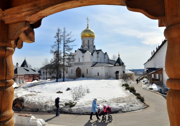 Лунов Анатолий (естественная рамка хороша, но контраст великоват; пересвет на снегу)