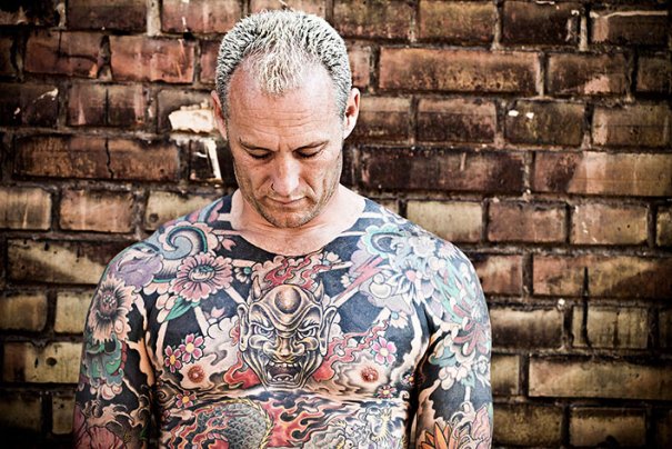 Мастер фотографии Dirk Behlau любит снимать красивые тату - №9