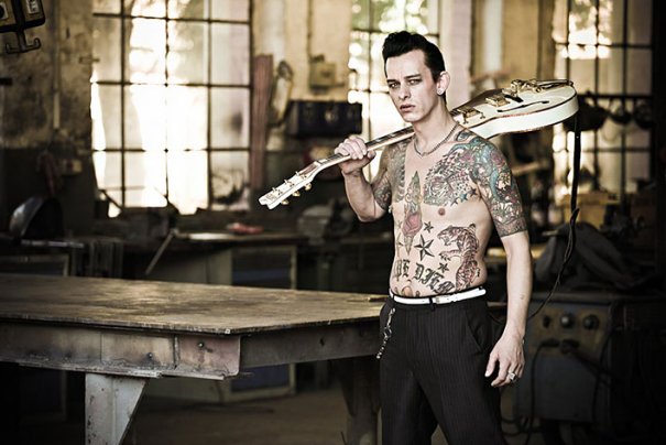 Мастер фотографии Dirk Behlau любит снимать красивые тату - №14