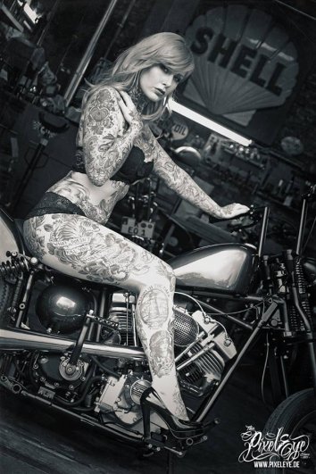 Мастер фотографии Dirk Behlau любит снимать красивые тату - №20